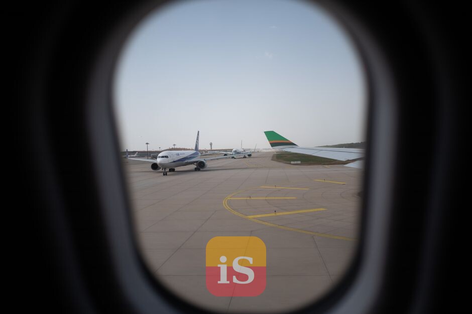 airplane airport runway