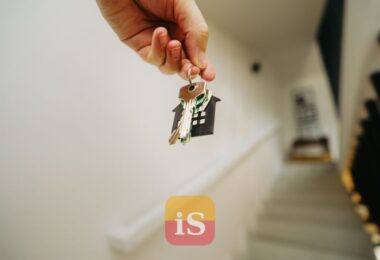 apartment keys hand