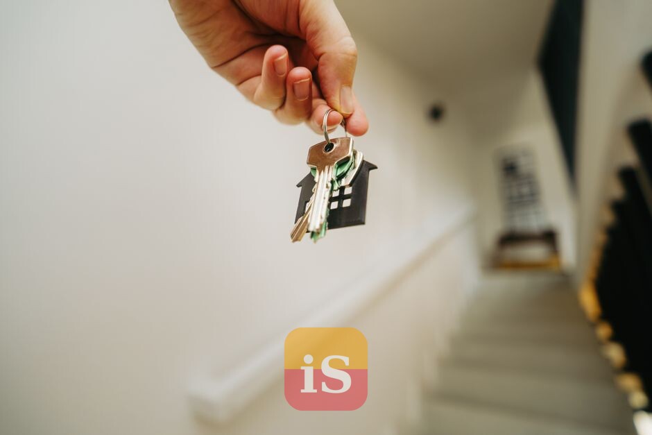 apartment keys hand