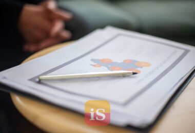 documenti scrivania penna