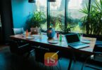 scrivania laptop lavoro autonomo