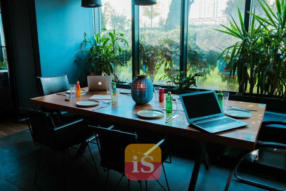 scrivania laptop lavoro autonomo