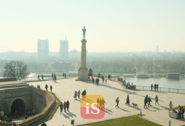 tourists city monuments