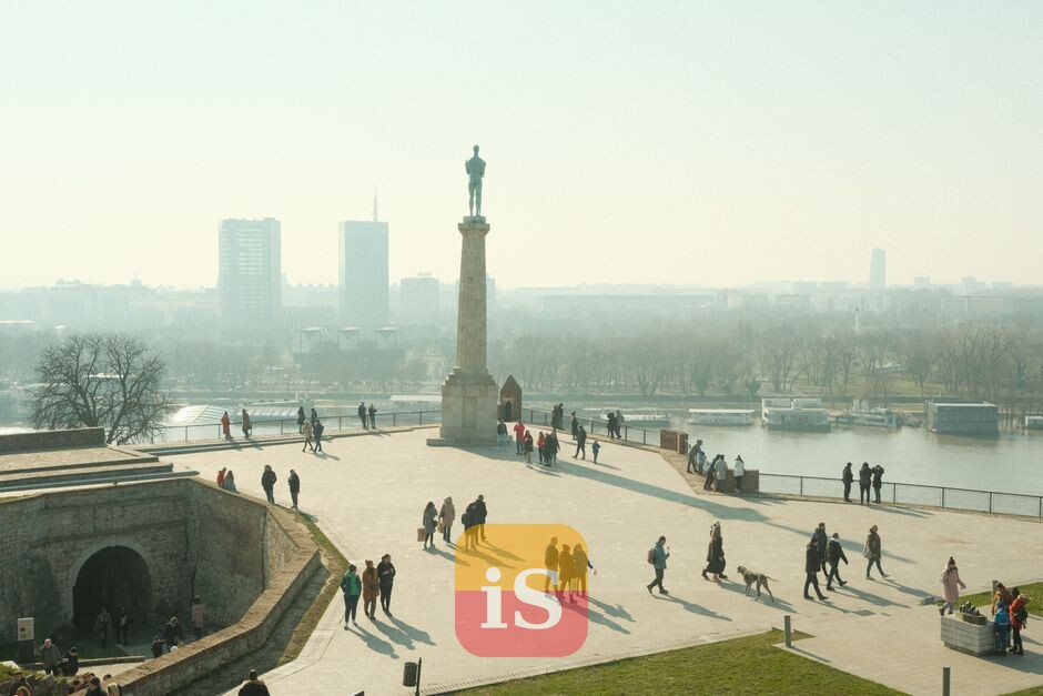 tourists city monuments