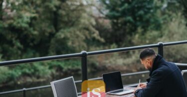 laptop cafe remote work