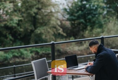 laptop cafe remote work